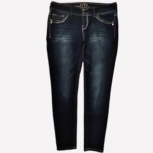 Wallflower 🌺 Blue Jeans